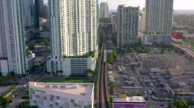 Miami, Florida, Abd - Ocak 2019: Güneşli bir günde Miami beach şehir merkezi üzerinde havadan drone panorama görünümü uçuş. Caddeler, oteller, alışveriş merkezleri ve yukarıdan konut binaları