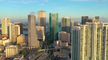 miami, ABD'de gün batımı sırasında yollar ve binalarda araçların havadan görünümü