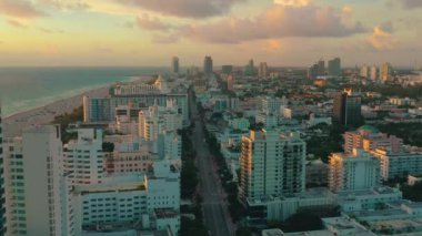 gün batımında MIAMI, ABD'deki binaların havadan görünümü