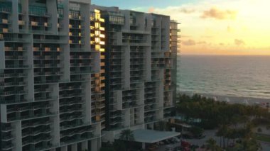 Miami, Florida, Abd - Mayıs 2019: Miami şehir merkezinde havadan insansız hava aracı görünümü uçuşu. Sokaklar, oteller, bulutlu güneşli bir günde yukarıdan konut binaları.