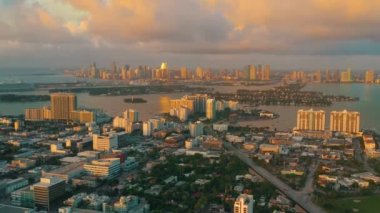 gün batımında MIAMI, ABD'deki binaların havadan görünümü