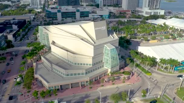 迈阿密 佛罗里达州 2019年5月 空中无人机全景飞行在迈阿密市中心 镇广场区飞行 骑士音乐厅从上面在阳光明媚的日子 住宅楼周围 — 图库视频影像