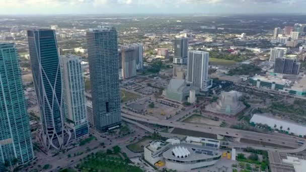 Vista Aérea Coches Carreteras Edificios Durante Puesta Del Sol Miami — Vídeo de stock