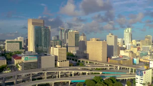 Flygbild Bilar Vägar Och Byggnader Solnedgången Miami Usa — Stockvideo