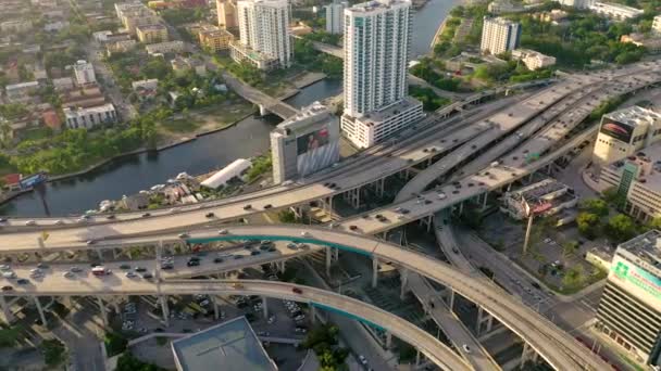Vista Aérea Coches Carreteras Edificios Durante Puesta Del Sol Miami — Vídeos de Stock