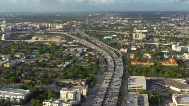 Vista Aérea Coches Carreteras Edificios Durante Puesta Del Sol Miami — Vídeos de Stock