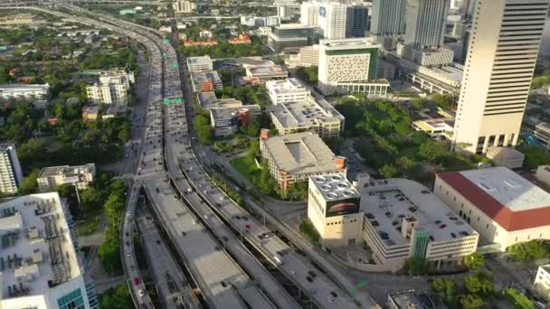 Miami Abd Gün Batımı Sırasında Yollar Binalarda Araçların Havadan Görünümü — Stok video