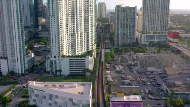 迈阿密 佛罗里达州 2019年1月 空中无人机全景飞行在迈阿密海滩市中心在阳光明媚的日子 购物中心和住宅楼 — 图库视频影像