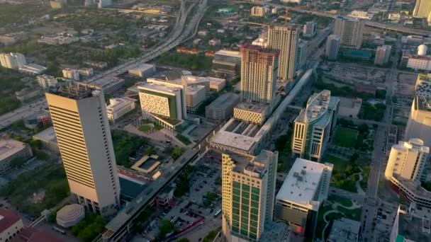 マイアミ アメリカの日没時に道路上の車や建物の空中ビュー — ストック動画