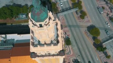 Miami, Florida, Abd - Mayıs 2019: Miami şehir merkezinde havadan insansız hava aracı görünümü uçuşu. Özgürlük Kulesi ve Biscayne bulvarı yukarıdan