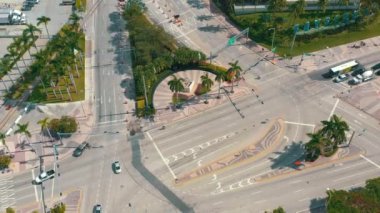 Miami, Florida, Abd - Mayıs 2019: Miami şehir merkezinde havadan insansız hava aracı görünümü uçuşu. Özgürlük Kulesi ve Biscayne bulvarı yukarıdan.
