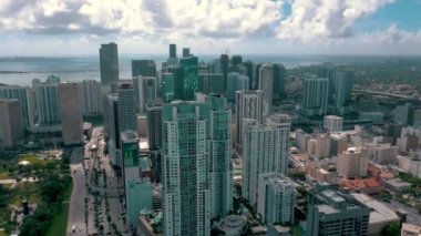 miami, ABD'de yollar ve binalarda araçların havadan görünümü