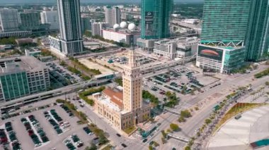 Miami, Florida, Abd - Ocak 2019: Güneşli bir günde Miami beach şehir merkezi üzerinde havadan drone panorama görünümü uçuş. Caddeler, oteller, alışveriş merkezleri ve yukarıdan konut binaları.