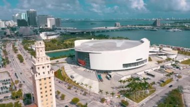 Miami, Florida, Abd - Ocak 2019: Güneşli bir günde Miami beach şehir merkezi üzerinde havadan drone panorama görünümü uçuş. Caddeler, oteller, alışveriş merkezleri ve yukarıdan konut binaları.