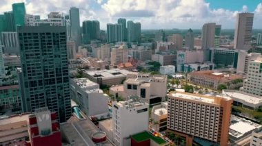 Miami, Florida, Abd - Ocak 2019: Güneşli bir günde Miami beach şehir merkezi üzerinde havadan drone panorama görünümü uçuş. Caddeler, oteller, alışveriş merkezleri ve yukarıdan konut binaları.