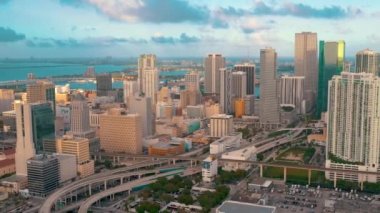 Miami, Florida, Abd - Ocak 2019: Güneşli bir günde Miami beach şehir merkezi üzerinde havadan drone panorama görünümü uçuş. Caddeler, oteller, alışveriş merkezleri ve yukarıdan konut binaları.