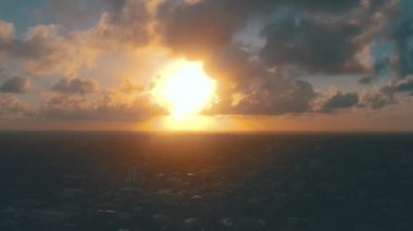 Miami, Florida, Abd - Mayıs 2019: Miami şehir merkezinde havadan insansız hava aracı görünümü uçuşu. Gün batımında yukarıdan Doğu Küçük Havana.