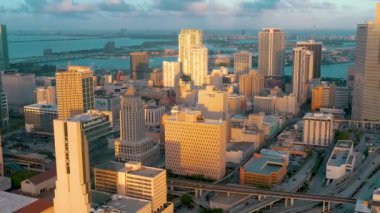 Miami, Florida, Abd - Ocak 2019: Güneşli bir günde Miami beach şehir merkezi üzerinde havadan drone panorama görünümü uçuş. Caddeler, oteller, alışveriş merkezleri ve yukarıdan konut binaları.