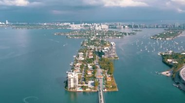 Miami, Florida, Abd - Mayıs 2019: Miami Biscayne Körfezi üzerinde havadan insansız hava aracı görünümü uçuşu. Bulutlu güneşli bir günde yukarıdan üst geçitler ve viyadükler. Yatlar ve tekneler. Lüks konut binaları.