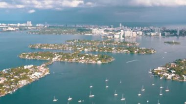 Miami, Florida, Abd - Mayıs 2019: Miami Biscayne Körfezi üzerinde havadan insansız hava aracı görünümü uçuşu. Bulutlu güneşli bir günde yukarıdan üst geçitler ve viyadükler. Yatlar ve tekneler. Lüks konut binaları.