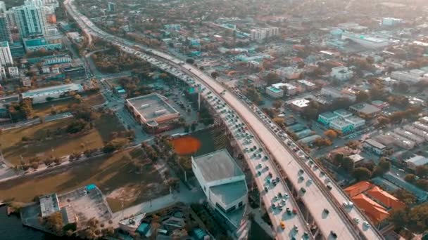 在迈阿密 道路和建筑物的汽车的鸟瞰图 — 图库视频影像
