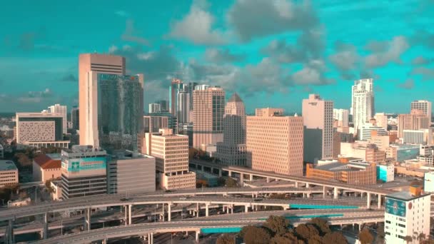 Εναέρια Θέα Των Αυτοκινήτων Δρόμους Και Κτίρια Στο Μαϊάμι Ηπα — Αρχείο Βίντεο