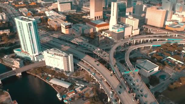 Miami Abd Gün Batımı Sırasında Yollar Binalarda Araçların Havadan Görünümü — Stok video