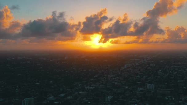 迈阿密 佛罗里达州 2019年5月 空中无人机在迈阿密市中心上空飞行 东小哈瓦那从日落从上面 — 图库视频影像