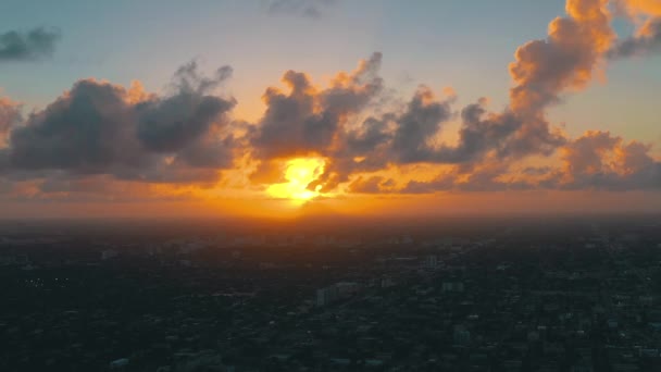 迈阿密 佛罗里达州 2019年5月 空中无人机在迈阿密市中心上空飞行 东小哈瓦那从日落从上面 — 图库视频影像