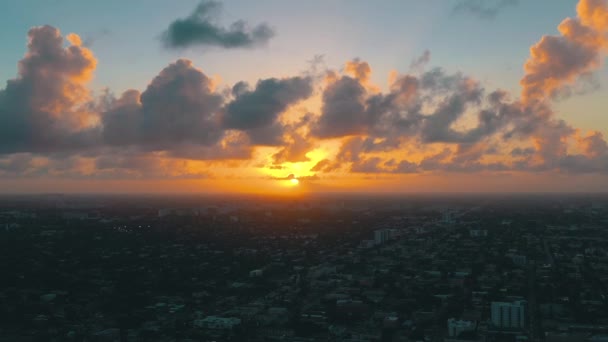 マイアミ フロリダ州 アメリカ 2019年5月 マイアミのダウンタウン上空の空中ドローンビュー飛行 日没時の上から東リトルハバナ — ストック動画