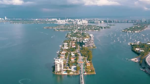 米国フロリダ州マイアミ 2019年5月 マイアミビスケーン湾上空の空中ドローンビュー飛行 晴れた日は雲が多い上り橋や高架橋 ヨットとボート 高級住宅の建物 — ストック動画