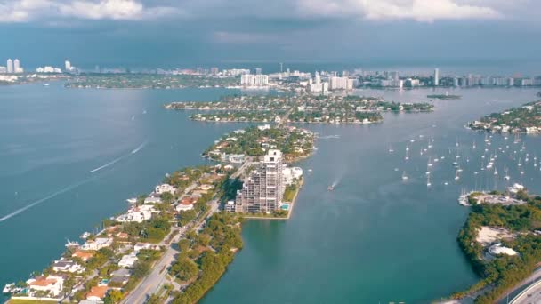 米国フロリダ州マイアミ 2019年5月 マイアミビスケーン湾上空の空中ドローンビュー飛行 晴れた日は雲が多い上り橋や高架橋 ヨットとボート 高級住宅の建物 — ストック動画