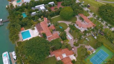 Miami, Florida, Abd - Mayıs 2019: Miami Biscayne Körfezi ve Indian Creek adası üzerinde havadan insansız hava aracı görünümü uçuşu. Lüks evler, tekneler ve yatlar yukarıdan