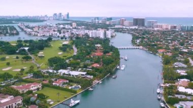Miami, Florida, Abd - Mayıs 2019: Miami Biscayne Körfezi ve Indian Creek adası üzerinde havadan insansız hava aracı görünümü uçuşu. Lüks evler, tekneler ve yatlar yukarıdan