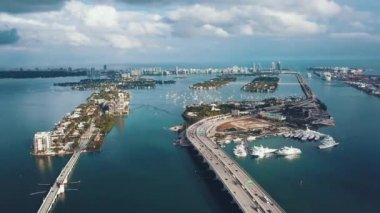 Miami, Florida, Abd - Mayıs 2019: Miami Biscayne Körfezi üzerinde havadan insansız hava aracı görünümü uçuşu. Bulutlu güneşli bir günde yukarıdan üst geçitler ve viyadükler. Yatlar ve tekneler. Lüks konut binaları