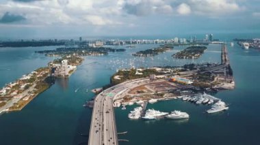Miami, Florida, Abd - Mayıs 2019: Miami Biscayne Körfezi üzerinde havadan insansız hava aracı görünümü uçuşu. Bulutlu güneşli bir günde yukarıdan üst geçitler ve viyadükler. Yatlar ve tekneler. Lüks konut binaları