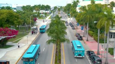 Miami, Florida, Abd - Ocak 2019: Güneşli bir günde Miami beach şehir merkezi üzerinde havadan drone panorama görünümü uçuş. Caddeler, oteller, alışveriş merkezleri ve yukarıdan konut binaları