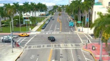 Miami, Florida, Abd - Ocak 2019: Güneşli bir günde Miami beach şehir merkezi üzerinde havadan drone panorama görünümü uçuş. Caddeler, oteller, alışveriş merkezleri ve yukarıdan konut binaları
