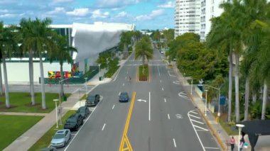 Miami, Florida, Abd - Ocak 2019: Güneşli bir günde Miami beach şehir merkezi üzerinde havadan drone panorama görünümü uçuş. Caddeler, oteller, alışveriş merkezleri ve yukarıdan konut binaları