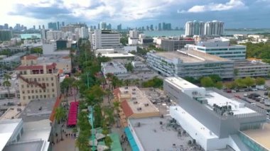 Miami, Florida, Abd - Ocak 2019: Güneşli bir günde Miami beach şehir merkezi üzerinde havadan drone panorama görünümü uçuş. Caddeler, oteller, alışveriş merkezleri ve yukarıdan konut binaları