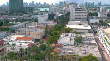Miami, Florida, Abd - Ocak 2019: Güneşli bir günde Miami beach şehir merkezi üzerinde havadan drone panorama görünümü uçuş. Drone arılar tarafından saldırıya uğradı.