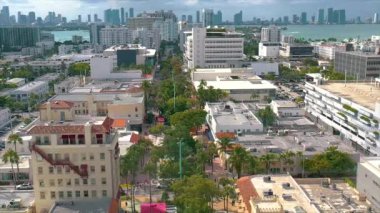 Miami, Florida, Abd - Ocak 2019: Güneşli bir günde Miami beach şehir merkezi üzerinde havadan drone panorama görünümü uçuş. Drone arılar tarafından saldırıya uğradı.