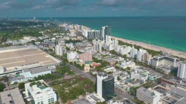 Miami, Florida, Abd - Ocak 2019: Güneşli bir günde Miami beach şehir merkezi üzerinde havadan drone panorama görünümü uçuş. Caddeler, oteller, alışveriş merkezleri ve yukarıdan konut binaları