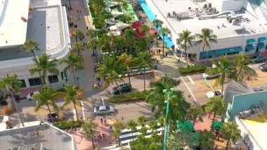 Miami, Florida, Abd - Ocak 2019: Güneşli bir günde Miami beach şehir merkezi üzerinde havadan drone panorama görünümü uçuş. Drone arılar tarafından saldırıya uğradı.