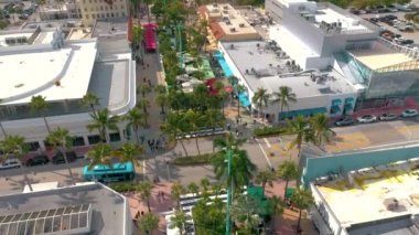 Miami, Florida, Abd - Ocak 2019: Güneşli bir günde Miami beach şehir merkezi üzerinde havadan drone panorama görünümü uçuş. Drone arılar tarafından saldırıya uğradı.