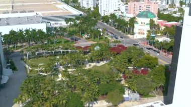Miami, Florida, Abd - Ocak 2019: Güneşli bir günde Miami beach şehir merkezi üzerinde havadan drone panorama görünümü uçuş. Caddeler, oteller, alışveriş merkezleri ve yukarıdan konut binaları