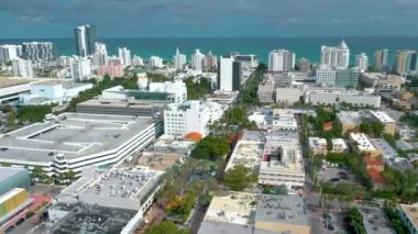 Miami, Florida, Abd - Ocak 2019: Güneşli bir günde Miami beach şehir merkezi üzerinde havadan drone panorama görünümü uçuş. Caddeler, oteller, alışveriş merkezleri ve yukarıdan konut binaları