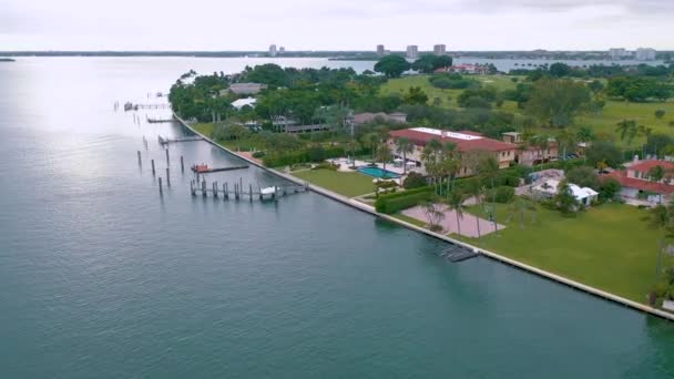 迈阿密 佛罗里达州 2019年5月 空中无人机在迈阿密比斯坎湾和印第安溪岛上空飞行 豪华房屋 船只和游艇从上面 — 图库视频影像