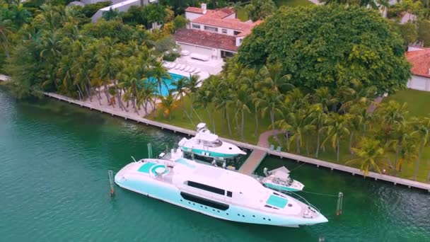 マイアミ フロリダ州 アメリカ 2019年5月 マイアミビスケーン湾とインディアンクリーク島上空の空中ドローンビュー飛行 上から豪華な家 ボート ヨット — ストック動画