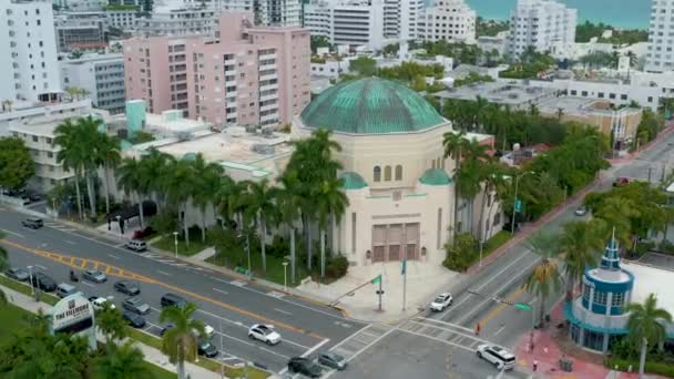 迈阿密 佛罗里达州 2019年1月 空中无人机全景飞行在迈阿密海滩市中心在阳光明媚的日子 购物中心和住宅楼 — 图库视频影像
